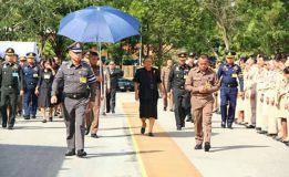 สมเด็จพระเทพรัตนราชสุดาฯ สยามบรมราชกุมารี ปฏิบัติพระราชกรณียกิจในพื้นที่จังหวัดนราธิวาส พระราชทานรางวัลแก่ผู้ชนะการประกวดผลิตผลทางการเกษตร และพระราชทานถ้วยรางวัลแก่เจ้าของนกเขาที่ชนะการแข่งขันประชันเสียง 4 ประเภทเสียง พร้อมทอดพระเนตรนิทรรศการในงานวันลองกอง ในงานของดีเมืองนรา ครั้งที่ 42 ประจำปี 2560