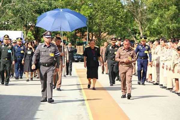 สมเด็จพระเทพรัตนราชสุดาฯ สยามบรมราชกุมารี ปฏิบัติพระราชกรณียกิจในพื้นที่จังหวัดนราธิวาส พระราชทานรางวัลแก่ผู้ชนะการประกวดผลิตผลทางการเกษตร และพระราชทานถ้วยรางวัลแก่เจ้าของนกเขาที่ชนะการแข่งขันประชันเสียง 4 ประเภทเสียง พร้อมทอดพระเนตรนิทรรศการในงานวันลองกอง ในงานของดีเมืองนรา ครั้งที่ 42 ประจำปี 2560