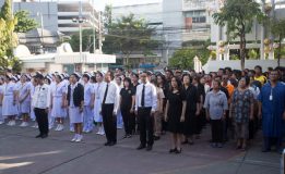ผู้บริหารโรงพยาบาลสวรรค์ประชารักษ์พร้อมเจ้าหน้าที่ผู้รับบริการร่วมกิจกรรม ” ร้องเพลงชาติ ” ในโอกาสครบ 100 ปี ธงชาติไทย