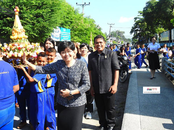 โรงเรียนเทศบาล  2  (อ่อนอุทิศ)  และโรงเรียนเทศบาล  1 (ถนนนครนอก) ร่วมแห่หมรับไปยังวัดต่าง ๆ