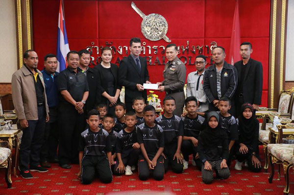 ตำรวจแห่งชาติให้การต้อนรับคณะนักกีฬาเยาวชนจาก 3 จังหวัดชายแดนภาคใต้ จากชมรมแทนคุณแผ่นดินเพื่อกีฬามวย ภายใต้ชื่อโครงการ ” แม่ไม้มวยไทยสมานใจชาวใต้”