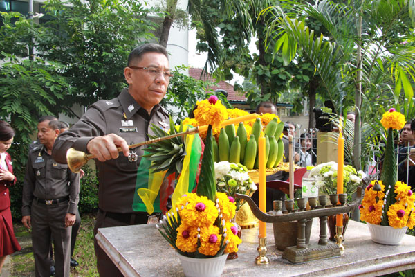 รรท.ผบช.น.ประกอบพิธีสักการะสิ่งศักด์สิทธิ์ภายในวังปารุสกวันและบริเวณอาคาร บช.น.