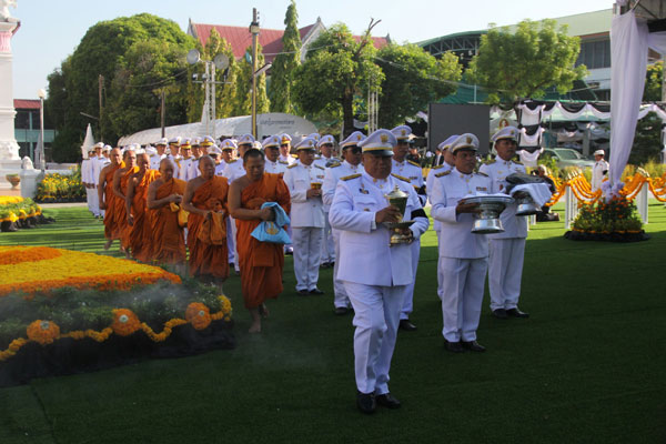 ผวจ.อุบลราชธานี ประกอบพิธีลอยเถ้าดอกไม้จันทน์ ณ แม่น้ำมูล