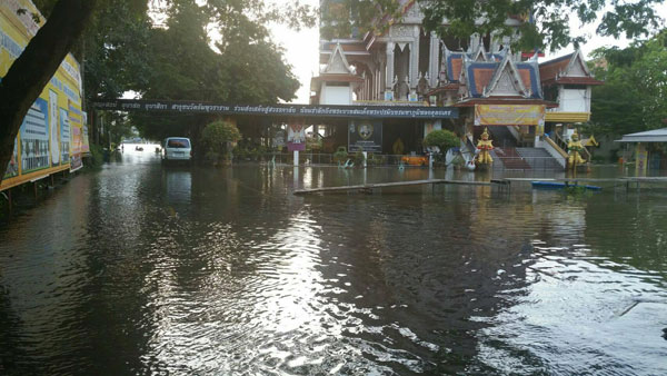 สถานการณ์ลุ่มน้ำเจ้าพระยาล่าสุดยังคงน่าเป็นห่วง ที่อำเภอสามโคก จังหวัดปทุมธานี