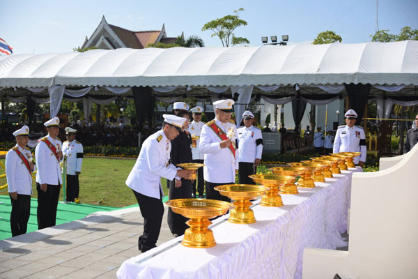 พสกนิกรชาวจังหวัดสุรินทร์นับหมื่นคนหลั่งไหลร่วมพิธีถวายดอกไม้จันทน์ ณ พระเมรุมาศจำลอง บริเวณหน้าศาลากลางจังหวัดสุรินทร์