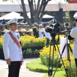 ผู้ว่าราชการจังหวัดอุทัยธานีนำประชาชนถวายดอกไม้จันทน์ ในงานพระราชพิธีถวายพระเพลิงพระบรมศพพระบาทสมเด็จพระปรมินทรมหาภูมิพลอดุลยเดช บรมนาถบพิตร