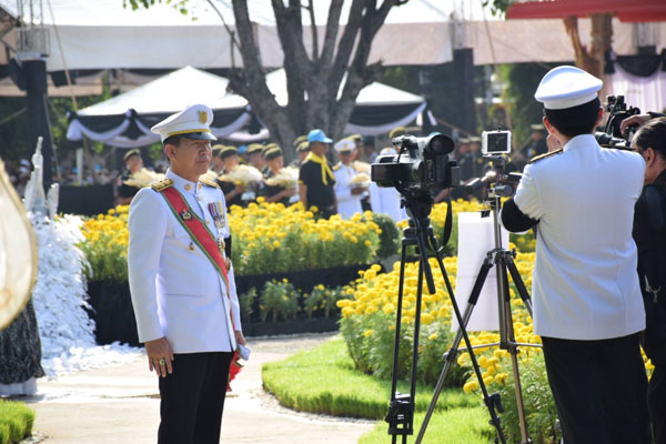 ผู้ว่าราชการจังหวัดอุทัยธานีนำประชาชนถวายดอกไม้จันทน์ ในงานพระราชพิธีถวายพระเพลิงพระบรมศพพระบาทสมเด็จพระปรมินทรมหาภูมิพลอดุลยเดช บรมนาถบพิตร