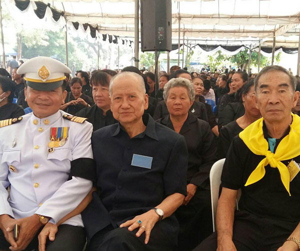 ประธานสันนิบาตสมาคมจังหวัดเพชรบูรณ์เข้าร่วมพิธีวางดอกไม้จันทน์ถวายอาลัยแด่พระบาทสมเด็จพระปรมินทรมหาภูมิพลอดุลยเดช