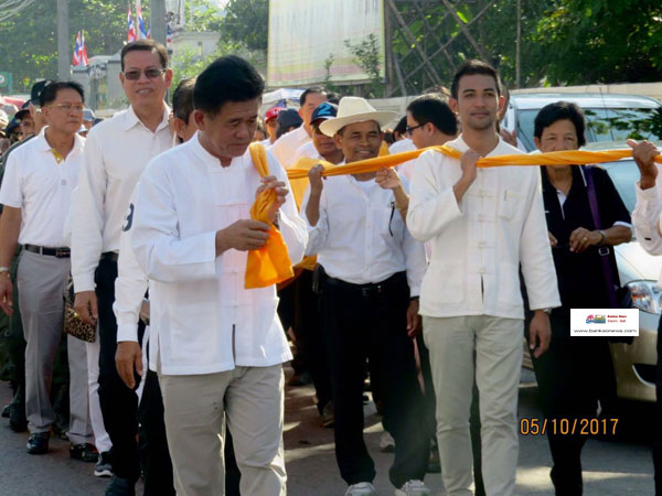 ประชาชนชาวสงขลาร่วมกันสืบสานประเพณีแห่ผ้าห่มองค์พระเจดีย์หลวงเขาตังกวน จังหวัดสงขลา เนื่องในวันออกพรรษา และได้ทำการเปลี่ยนผ้าห่มพระเจดีย์หลวงเขาตังกวน