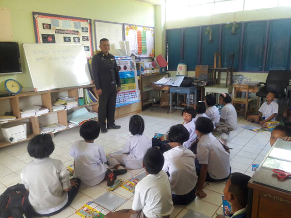 สถานีตำรวจภูธรเทพสถิต จังหวัดชัยภูมิจัดโครงการการศึกษาเพื่อต่อต้านการใช้ยาเสพติดในเด็กนักเรียน D.A.R.E. ประเทศไทย