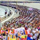 คนพม่านับหมื่นคนแห่มาทอดผ้าป่าที่วิหารคต ที่วัดพระธรรมกาย