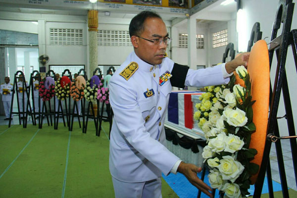 สมเด็จพระเจ้าอยู่หัวพระราชทานพวงมาลา ตำรวจที่เสียชีวิตจากเหตุระเบิดในพื้นที่ จ.ยะลา