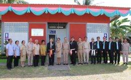 รองนายกรัฐมนตรีมอบห้องสุขาและระบบน้ำตามโครงการเสริมสร้างคุณภาพชีวิตของนักเรียนในโรงเรียนด้อยโอกาสที่จังหวัดสุรินทร์