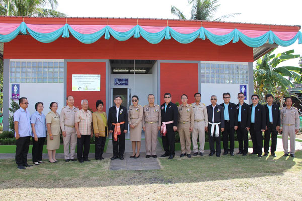 รองนายกรัฐมนตรีมอบห้องสุขาและระบบน้ำตามโครงการเสริมสร้างคุณภาพชีวิตของนักเรียนในโรงเรียนด้อยโอกาสที่จังหวัดสุรินทร์