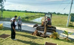 เตรียมสถานที่/ขุดหลุมไว้ปลูกต้นไม้ใหญ่รอบอาคารสำนักงานและภายในบริเวณพื้นที่ อบต.ตลาดใหม่ จังหวัดอ่างทอง