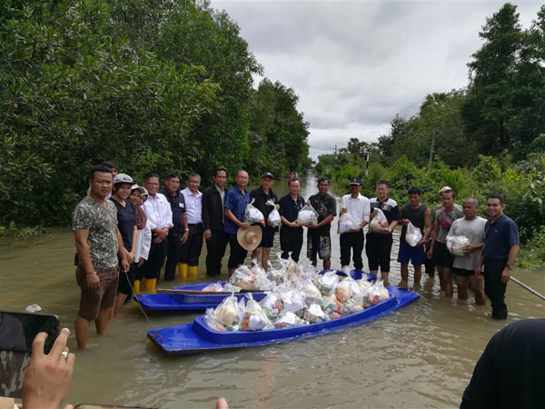 ประมวลภาพคณะผู้บริหารและพนักงานทีทีเอ็มร่วมกับปตท.หน่วยปฏิบัติการระบบท่อเขต 7 ร่วมด้วยช่วยกันบรรจุถุงยังชีพ เพื่อนำไปมอบให้แก่ผู้ประสบภัยน้ำท่วม