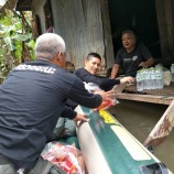 สถานีตำรวจภูธรจะนะออกเยี่ยมประชาชนบริเวณริมคลองสะกอม ซึ่งมีน้ำท่วมขังเป็นเวลาหลายวัน