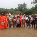 สถานีตำรวจภูธรควนขนุนได้รับจัดสรรถุงยังชีพจากตำรวจภูธรภาค 9 จึงได้นำมาแจกจ่ายผู้ประสบภัยในพื้นที่ บ้านปากคลองเก่า