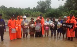 สถานีตำรวจภูธรควนขนุนได้รับจัดสรรถุงยังชีพจากตำรวจภูธรภาค 9 จึงได้นำมาแจกจ่ายผู้ประสบภัยในพื้นที่ บ้านปากคลองเก่า