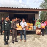 สถานีตำรวจภูธรเทพา จังหวัดสงขลามอบข้าวสารอาหารแห้ง,น้ำดื่มและของอื่นๆแก่ผู้ประสบอุทกภัย