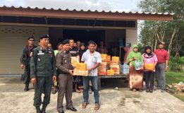 สถานีตำรวจภูธรเทพา จังหวัดสงขลามอบข้าวสารอาหารแห้ง,น้ำดื่มและของอื่นๆแก่ผู้ประสบอุทกภัย