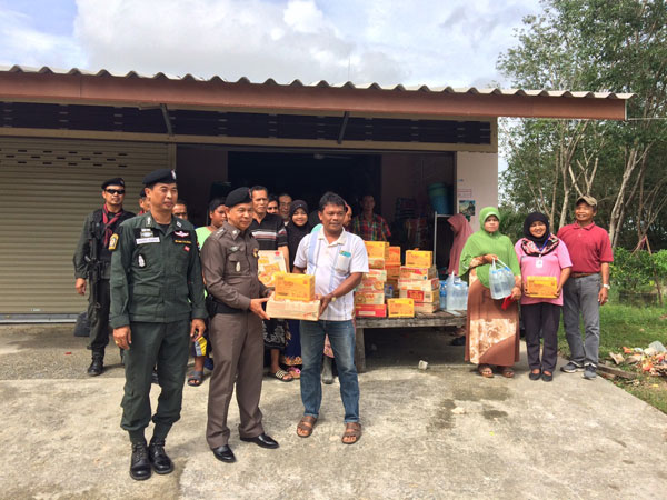 สถานีตำรวจภูธรเทพา จังหวัดสงขลามอบข้าวสารอาหารแห้ง,น้ำดื่มและของอื่นๆแก่ผู้ประสบอุทกภัย