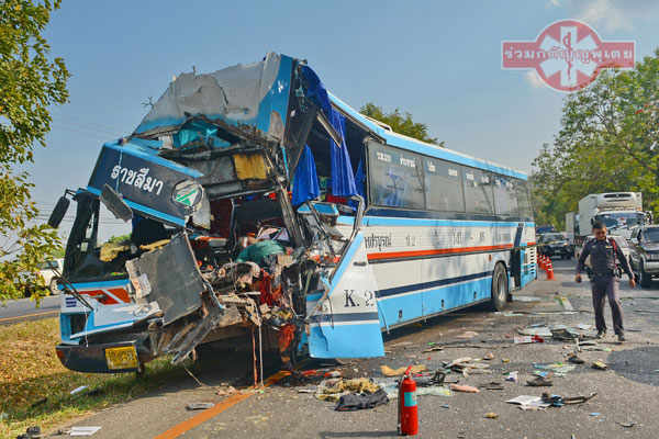 “รถบัสชนท้ายบรรทุกพ่วงเสียชีวิตและเจ็บหลายราย”