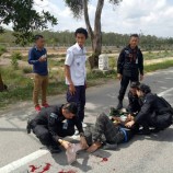 พบประชาชนประสบอุบัติเหตุรถจักรยานยนต์ล้ม  นอนข้างถนน บริเวณถนนหมายเลข 2 นราธิวาส -โก ลก