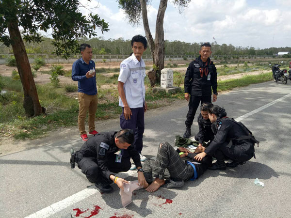 พบประชาชนประสบอุบัติเหตุรถจักรยานยนต์ล้ม  นอนข้างถนน บริเวณถนนหมายเลข 2 นราธิวาส -โก ลก