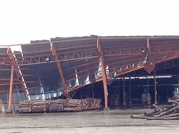 เกิดวาตภัยเป็นเหตุทำให้โรงงานแปรรูปไม้ยางพาราวีเวสกรุ๊ป 2016 ได้รับความเสียหาย