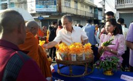 ประชาชนชาวจังหวัดสุรินทร์นับพันคนร่วมพิธีทำบุญตักบาตรเนื่องในวันขึ้นปีใหม่ 2561