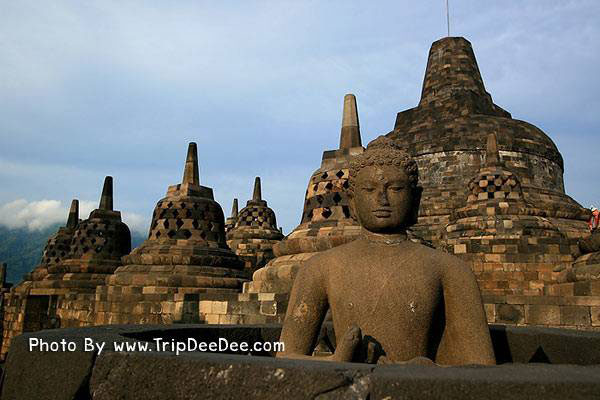 บุโรพุทโธ (Borobudur-โบโรบูดูร์ หรือ บรมพุทโธ) หนึ่งในสัญลักษณ์ของประเทศอินโดนีเซีย
