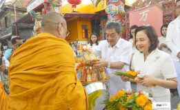 ผู้ว่าราชการจังหวัดสงขลา นำชาวสงขลาทำบุญตักบาตรในพิธีบวงสรวงเสาหลักเมืองสงขลาครบ 176 ปี เพื่อความเป็นสิริมงคลของเมืองสงขลาและชาวสงขลาทุกคน