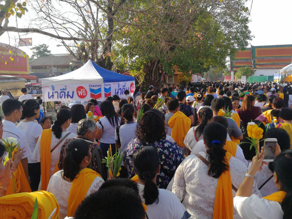 เชฟรอนแจกน้ำดื่มให้ประชาชนที่นำผ้าพระบฏมาถวายองค์พระบรมธาตุเจดีย์ วัดพระมหาธาตุวรมหาวิหาร จังหวัดนครศรีธรรมราช เนื่องในวันมาฆบูชา