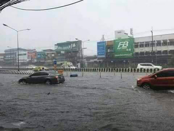 ขอนแก่น : ฝนตกลงมาอย่างหนักในพื้นที่อำเภอเมืองขอนแก่น เป็นเหตุให้น้ำท่วมถนนหลายสาย