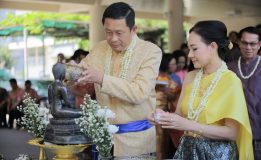 นายแพทย์สาธารณสุขจังหวัดอุดรธานี นายแพทย์สมิต ประสันนาการ นำคณะเจ้าหน้าที่สาธารณสุขในสังกัดสืบสานวัฒนธรรมและประเพณีอันดีงามในเทศกาลวันสงกรานต์ ประจำปี 2561