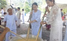 สระบุรี-พุทธศาสนิกชนชาวตำบลสองคอน ร่วมสืบสานประเพณีกวนข้าวมธุปายาส(ข้าวทิพย์) เพื่อถวายเป็นพุทธบูชา โดยจำลองพิธีเหมือนสมัยพุทธกาล