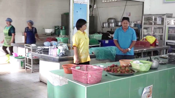 ชลบุรี องค์การบริหารส่วนตำบลหนองไผ่แก้ว ตามติดโรงเรียน ตามความเป็นอยู่เรื่องของอาหารกลางวัน พบไม่มีการทุจริตนักเรียนพอใจกับเมนูอาหาร
