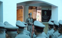 ตำรวจนครบาลนำข้าราชการตำรวจฝ่ายอำนวยการ ร่วมเคารพธงชาติ พร้อมทั้งให้โอวาทและมอบนโยบายในการปฏิบัติหน้าที่