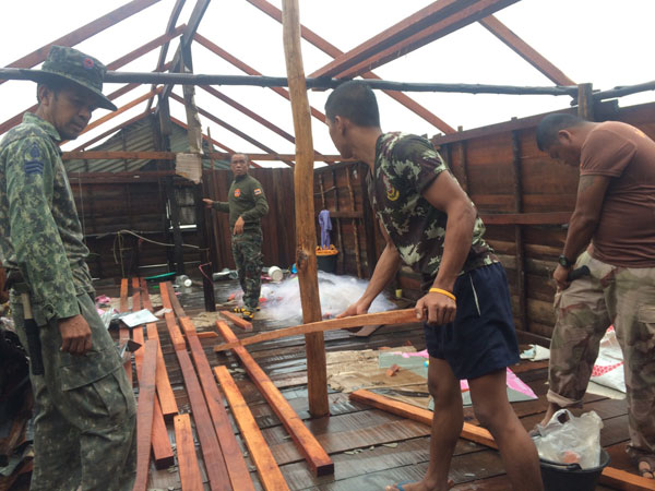 ผู้บัญชาการกองกำลังเทพสตรีกำกับดูแลการช่วยเหลือประชาชนที่ได้รับผลกระทบจากลมกรรโชก/ฝนตกหนักในพื้นที่ จ.ระนอง
