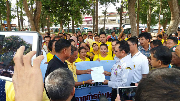 นครศรีธรรมราชรับหนังสือจากสมาคมผู้ค้าสัตว์น้ำอวนลากจังหวัดนครศรีธรรมราช เพื่อยื่นต่อนายกรัฐมนตรีเพื่อขอความอนุเคราะห์แก้ไขปัญหา