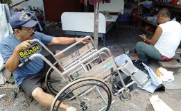 “ทีมงานกำนันเล็ก” ซ่อมแซมรถเข็นผู้พิการที่ชำรุดให้ใช้งานได้