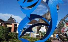 มรภ.สงขลา สร้างโลมาสีน้ำเงิน ประติมากรรมร่วมสมัย โชว์งานมหกรรมศิลปะ ‘ไทยแลนด์เบียนนาเล่’ ที่กระบี่