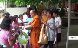 ประชาชนชาวคลองแหและเกาะเสือ จังหวัดสงขลาร่วมกันทำบุญตักบาตรพระสงฆ์ เพื่อความเป็นสิริมงคลรับศักราชใหม่ ปี 2562