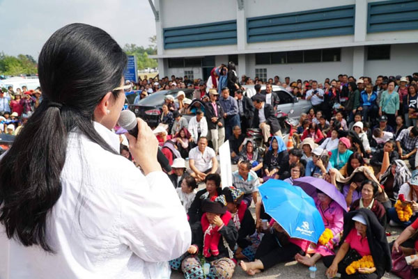 คุณหญิงสุดารัตน์ เกยุราพันธุ์ พร้อมคณะ ลงพื้นที่พูดคุยกับประชาชน