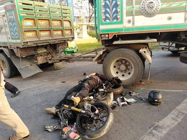 อุบัติเหตุจักรยานยนต์ชนรถบรรทุกพ่วงสิบล้อเสียชีวิตคาที่คลอง 7 ลำลูกกา 