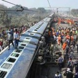 รถไฟตกรางในอินเดีย ตาย 7 เจ็บอื้อ ชาวบ้านนับร้อยแห่ช่วย