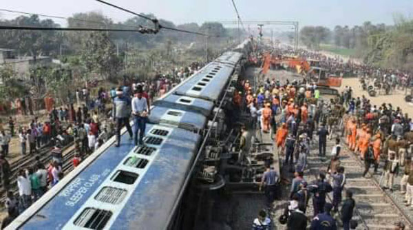รถไฟตกรางในอินเดีย ตาย 7 เจ็บอื้อ ชาวบ้านนับร้อยแห่ช่วย