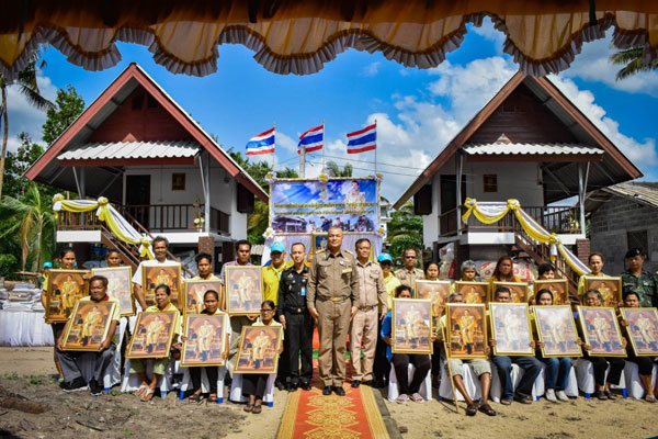 องคมนตรีเยี่ยมและให้กำลังใจครอบครัวผู้ประสบภัยพิบัติพายุโซนร้อน “ปาบึก”