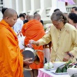 สมเด็จพระเทพรัตนราชสุดาฯ สยามบรมราชกุมารี เสด็จพระราชดำเนินไปทรงบาตร เนื่องในวันครบรอบ 102 ปี